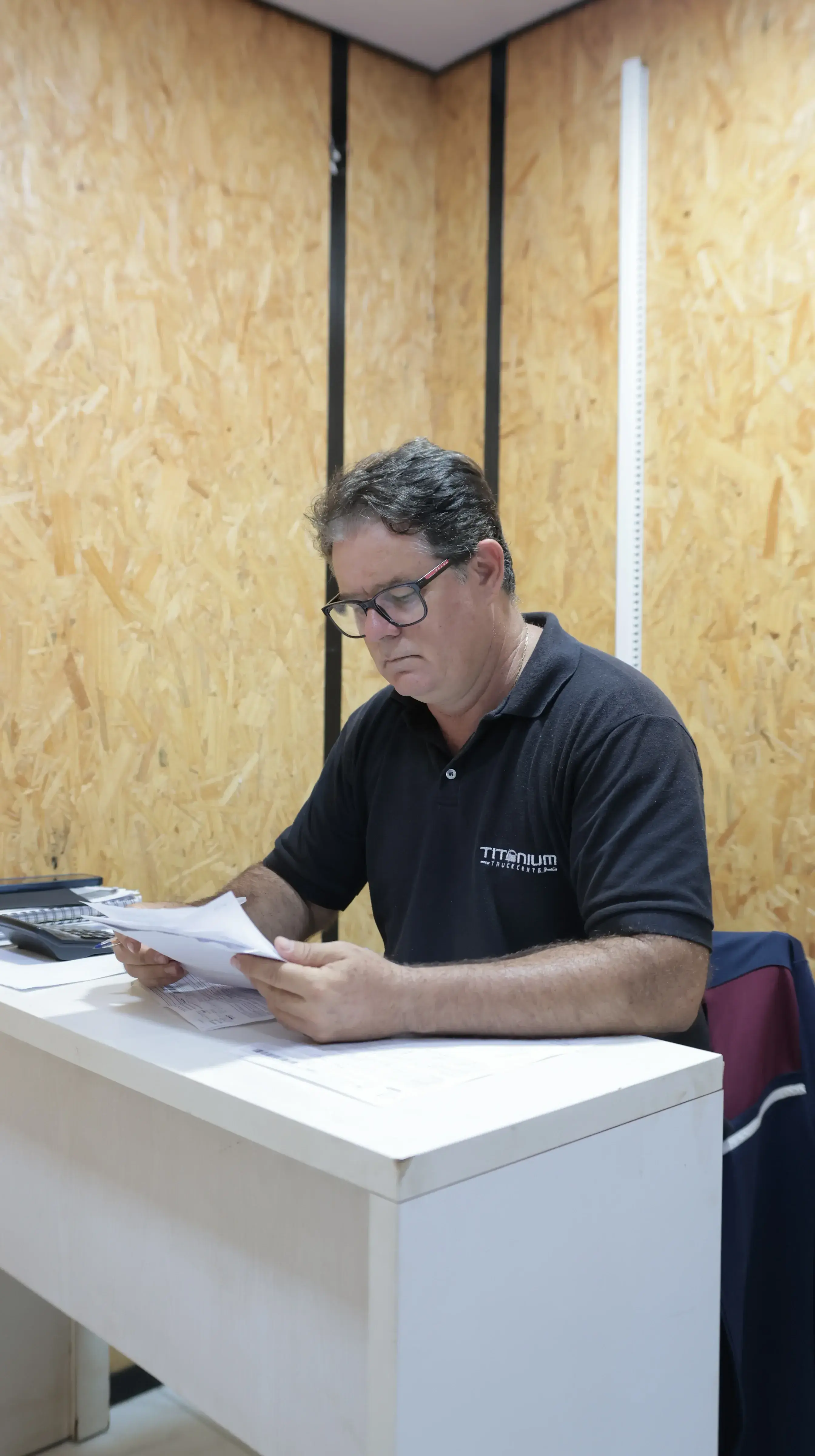 Técnico revisando documentação